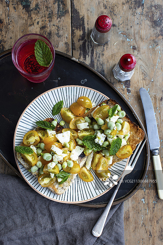 番茄豌豆薄荷羊乳酪烤面包片图片素材