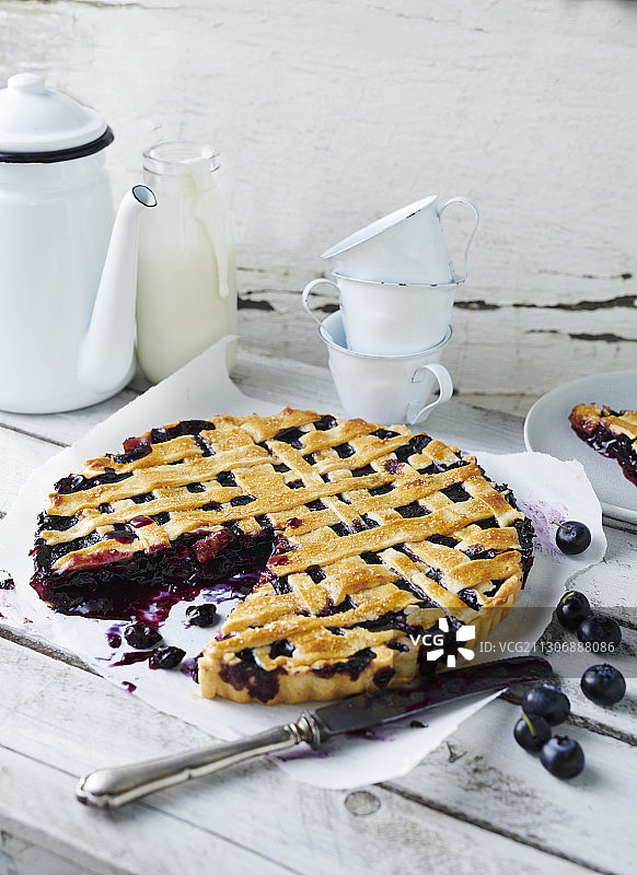 配酸奶和香草酱的蓝莓派图片素材