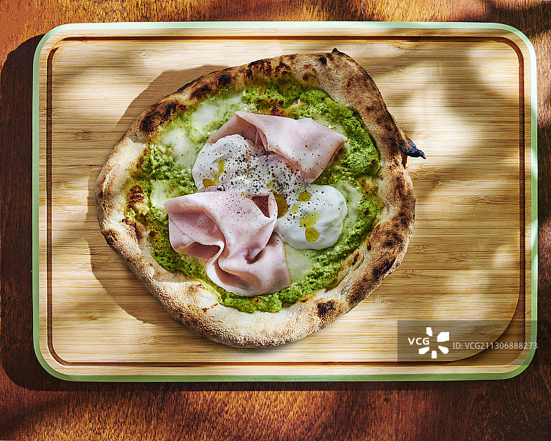 意大利香肠开心果奶油披萨图片素材