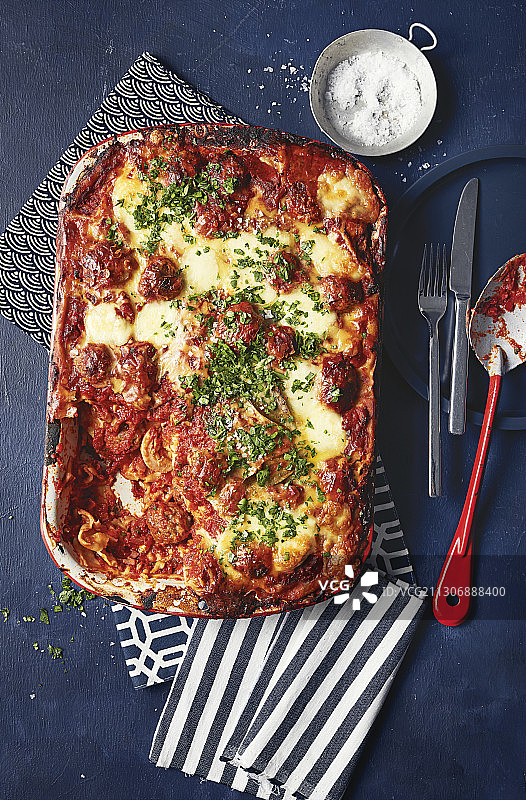 卡拉布里亚千层面配煮鸡蛋、意大利肉肠、火腿和马苏里拉奶酪图片素材