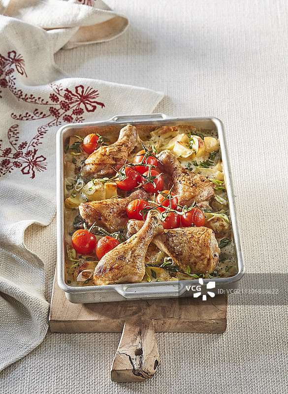 烤鸡腿配羊奶酪图片素材