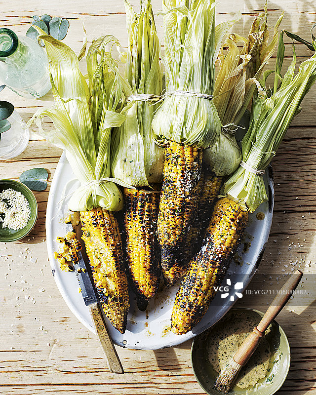 烤玉米配蜂蜜和香草黄油图片素材