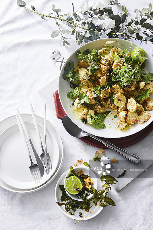 印度风味土豆沙拉配咖喱叶、香菜和薄荷图片素材