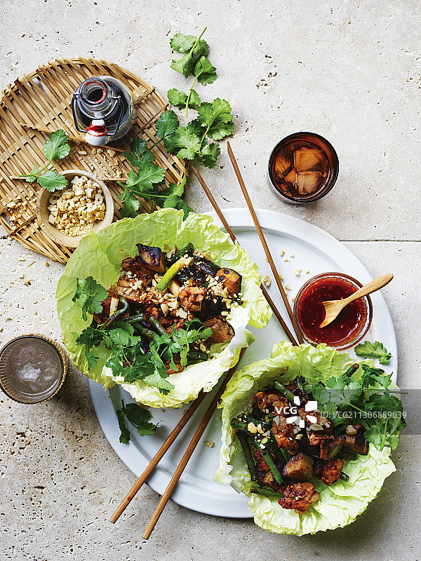 黑豆鸡肉茄子生菜包图片素材