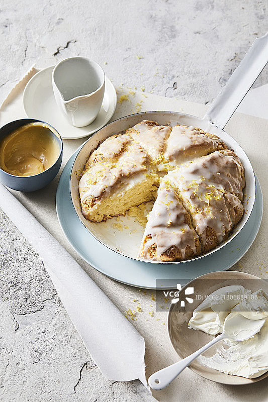 柠檬细雨烤饼配柠檬酱图片素材