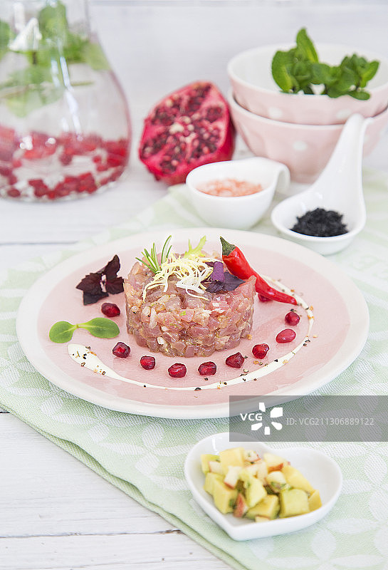 牛油果石榴金枪鱼塔塔图片素材