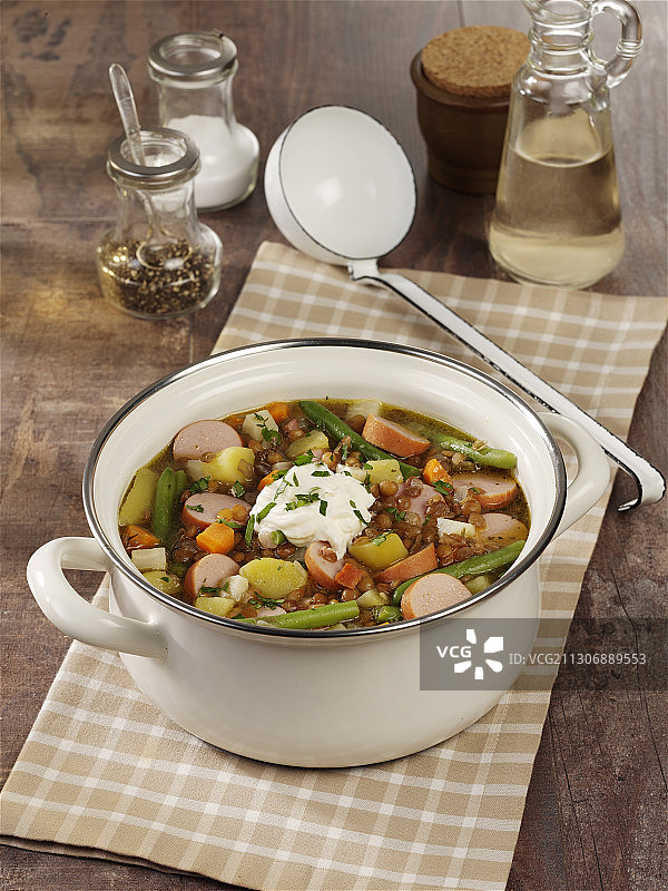 丰盛的扁豆维也纳香肠锅图片素材