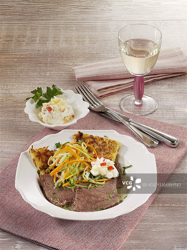 芥末苹果沙司煮牛肉图片素材