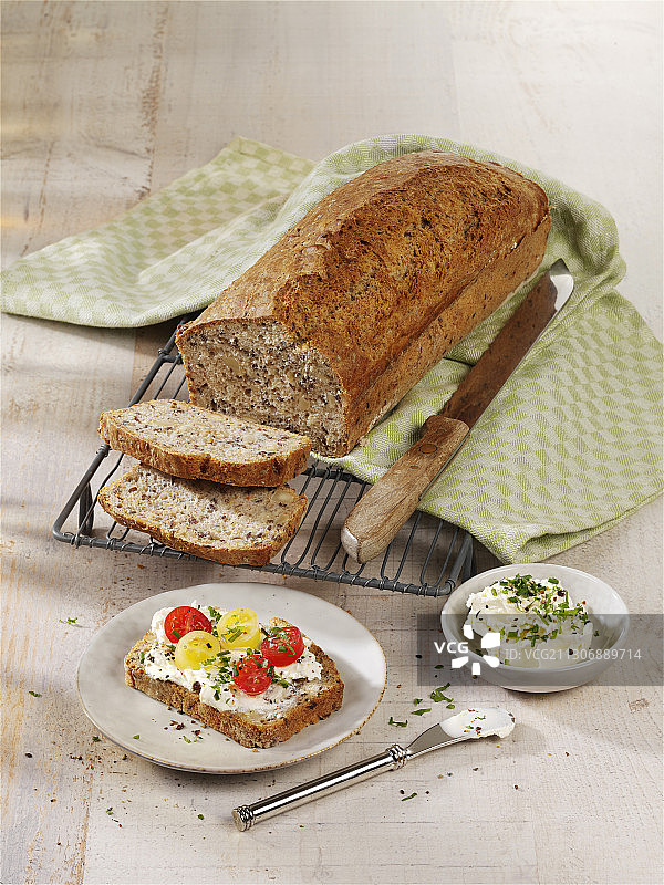 亚麻籽和杏仁面包图片素材