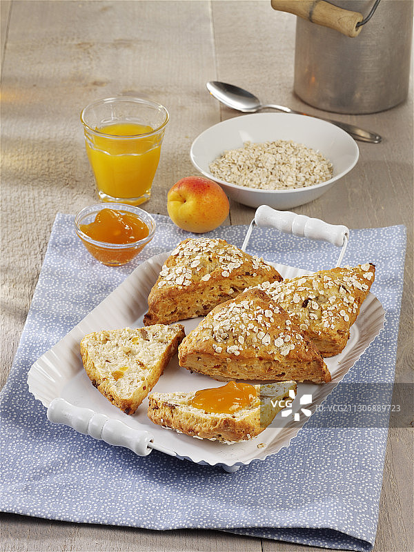 杏干无花果蜜枣什锦早餐面包图片素材