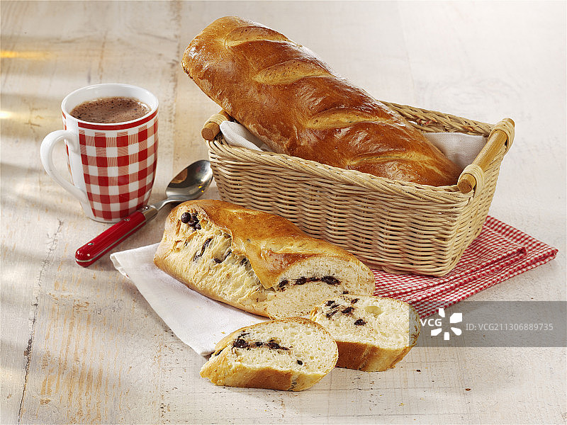 搭配黑巧克力的甜法棍图片素材