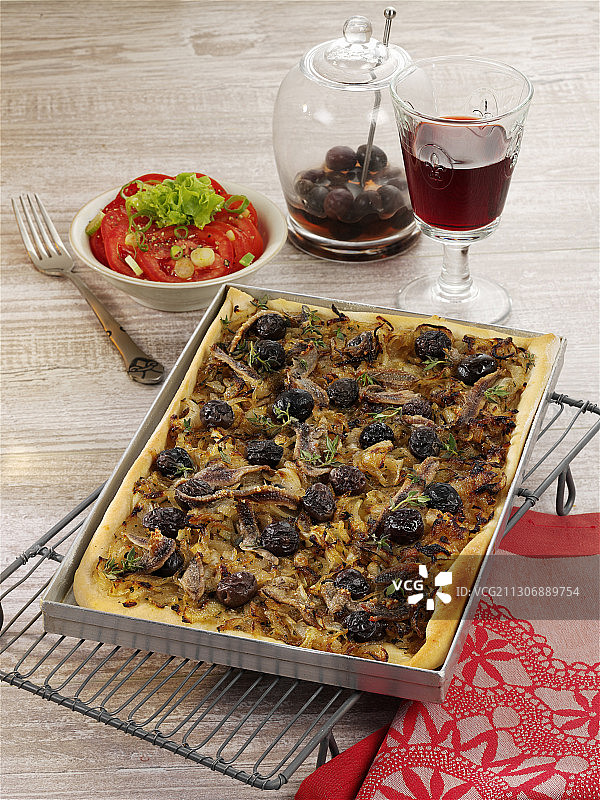 普罗旺斯洋葱饼配凤尾鱼和黑橄榄图片素材
