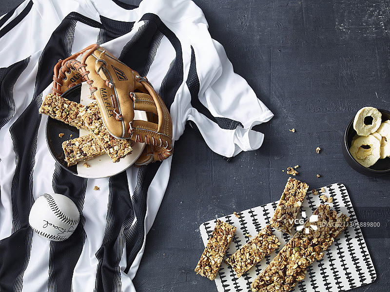 麦片棒与谷物片、苹果、蜂蜜和可可碎图片素材