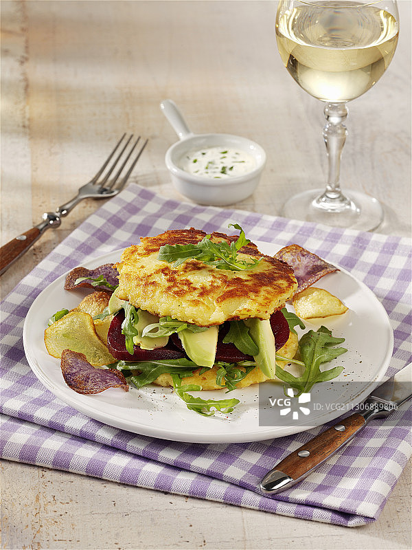 纯素土豆汉堡，配甜菜根和牛油果图片素材