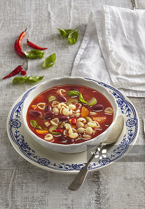 搭配雏菊面的豆汤图片素材