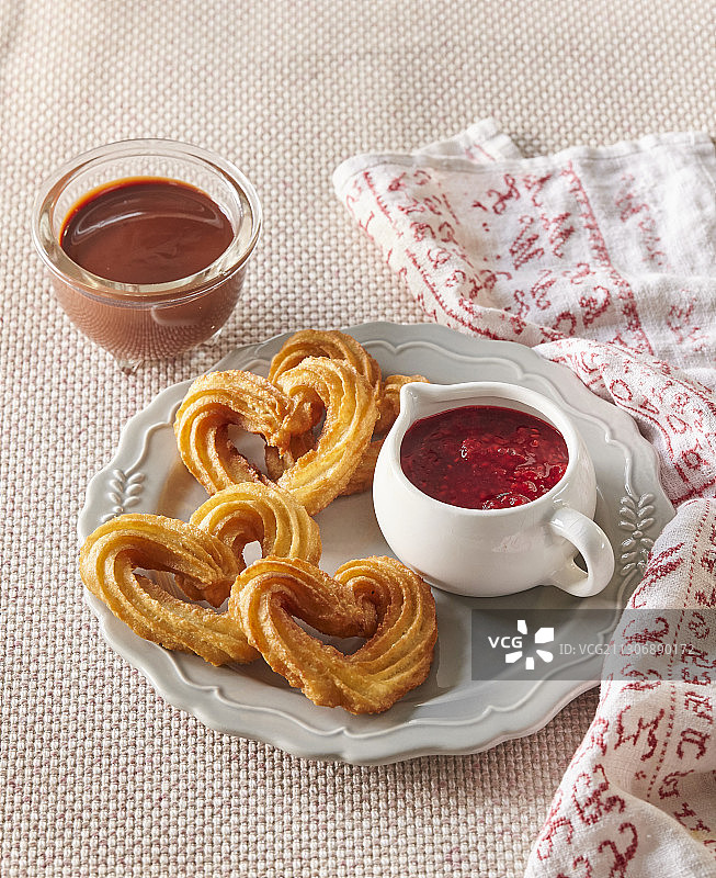 心形吉事果配覆盆子巧克力酱图片素材