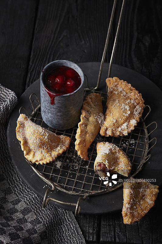迷你猪油饺子配樱桃蜜饯图片素材