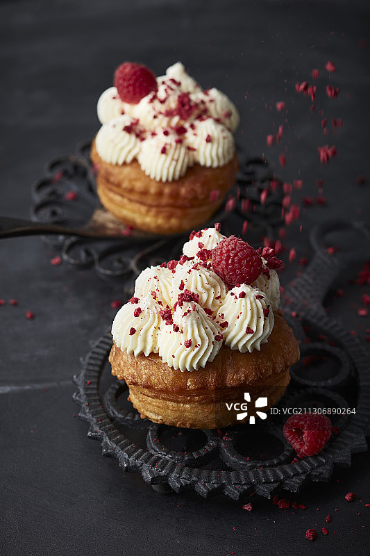 奶油奶酪糖霜覆盆子奶油松饼图片素材