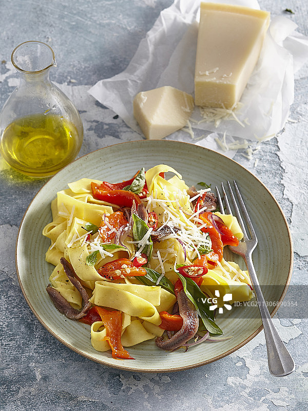 烤红辣椒凤尾鱼意面图片素材