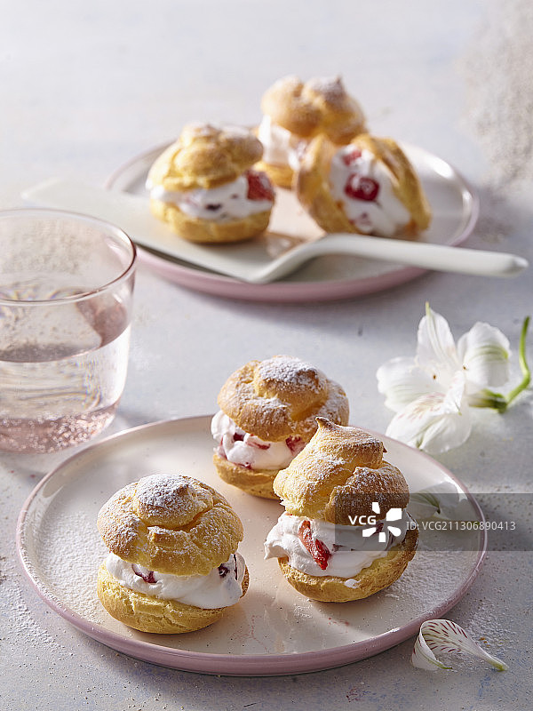 奶油干酪草莓泡芙图片素材