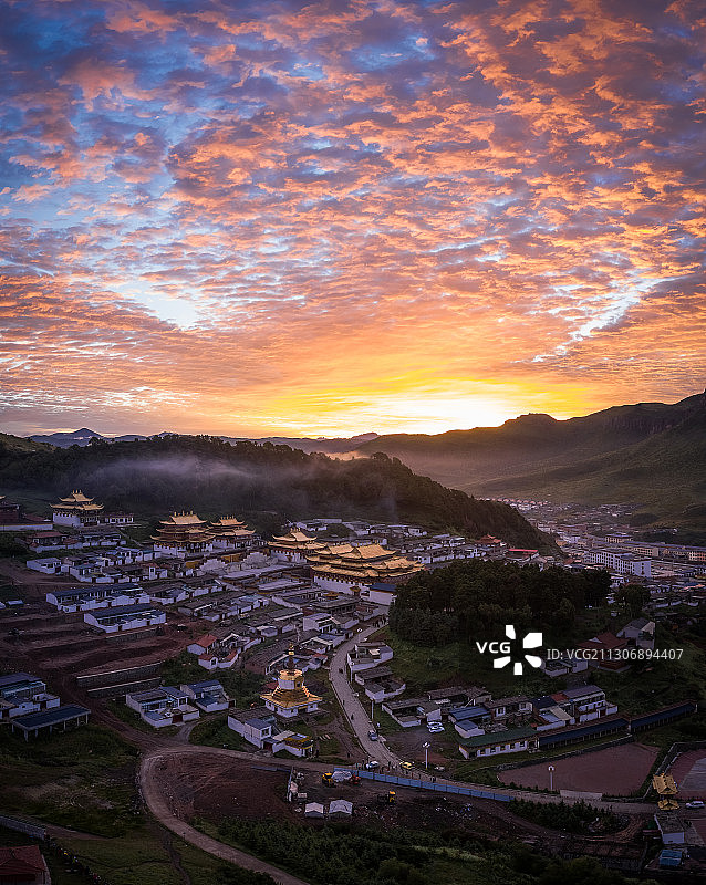 郎木寺日出图片素材