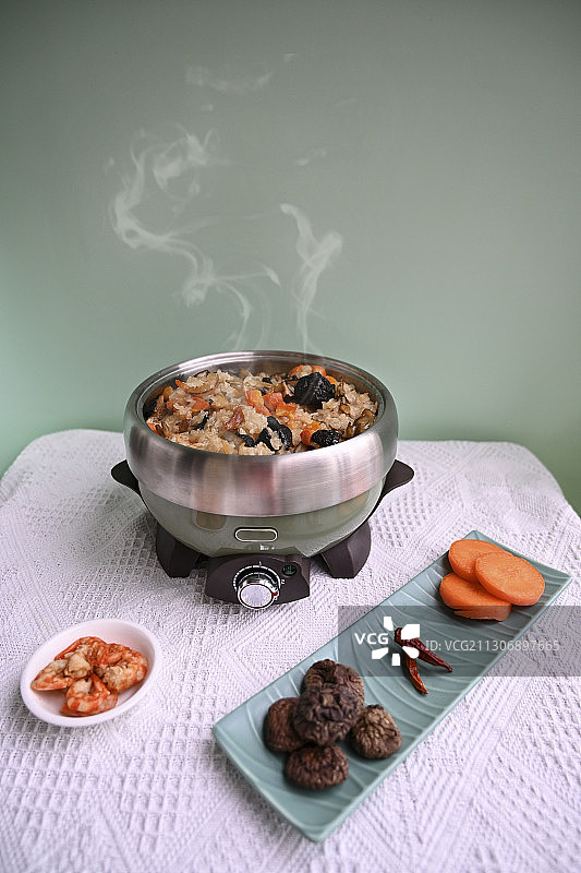 热气腾腾的海鲜咸饭图片素材