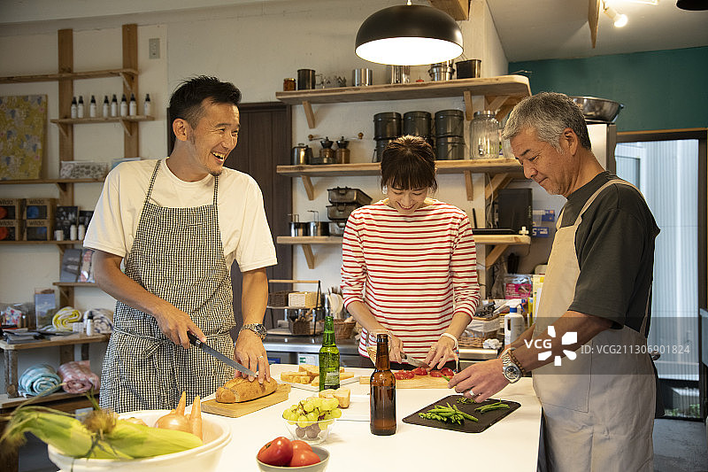 男人和女人在共享厨房里做饭图片素材