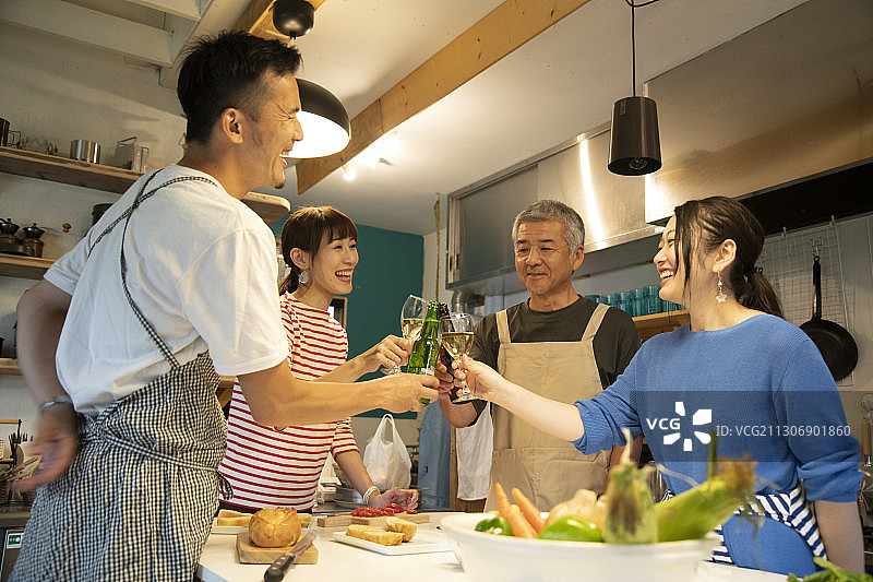 在公共厨房里欢笑的男士和女士图片素材