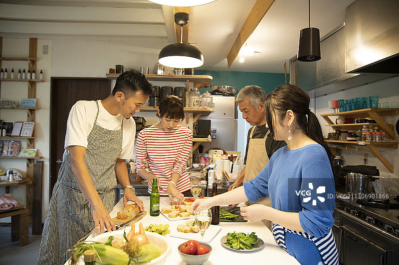 在公共厨房里做饭的男人和女人图片素材