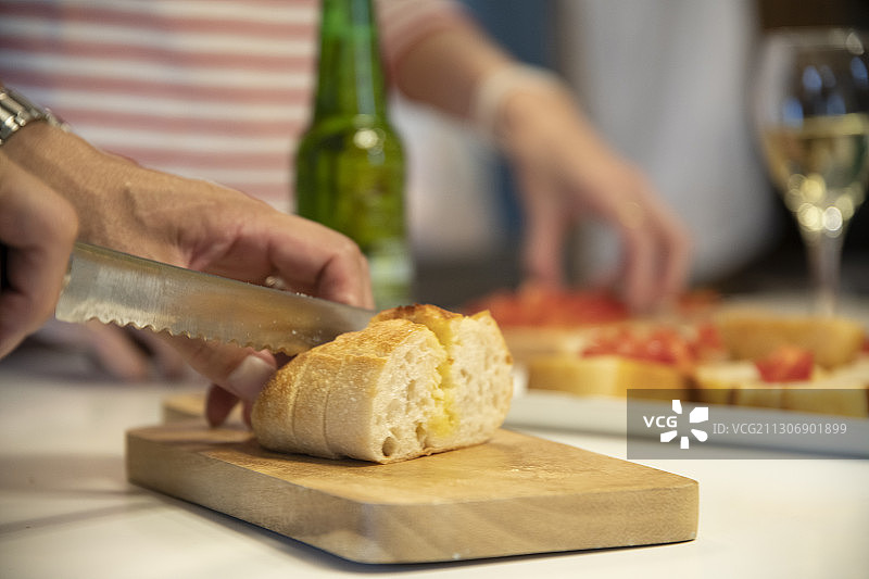 男人和女人在烹饪图片素材