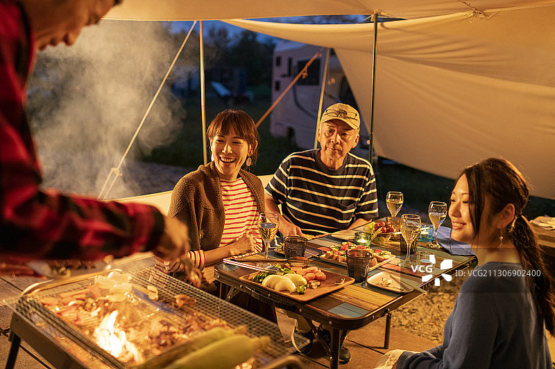 野营时的晚餐图片素材