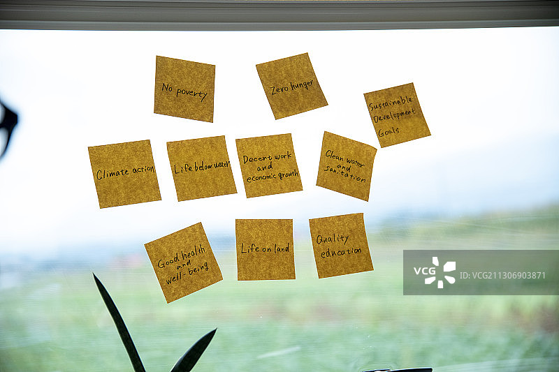 贴在窗户上的便条图片素材