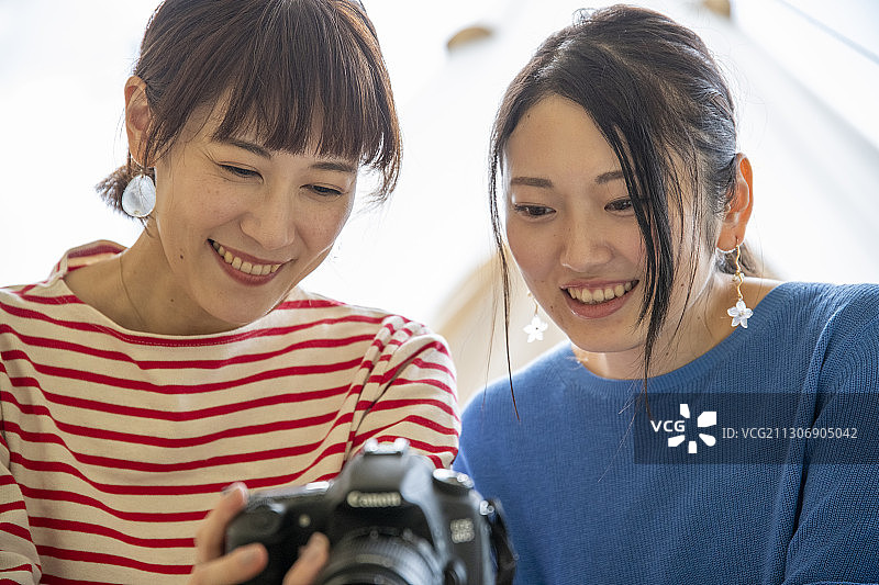 在露营地的女士图片素材