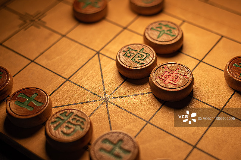 棋盘上的象棋棋子局部特写图片素材