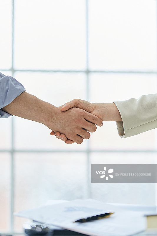 商务男士白领信任握手承诺协议图片素材