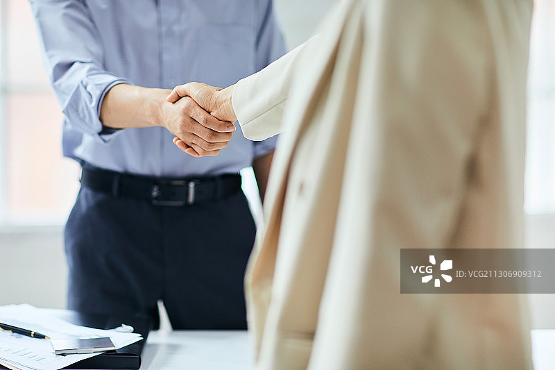 商务男士白领信任握手承诺协议图片素材