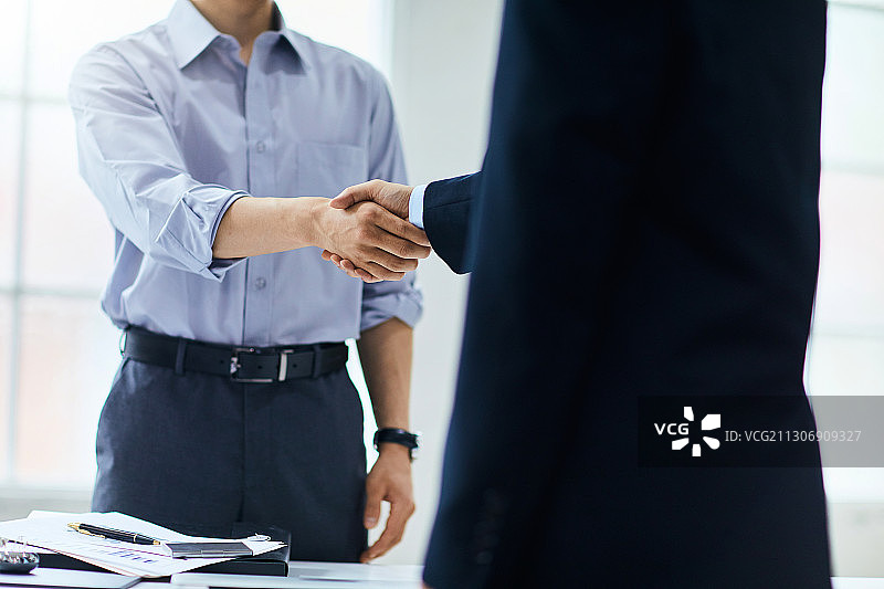 商务男士白领信任握手承诺协议图片素材