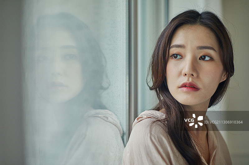 大雨天气：雨季的忧郁情绪图片素材