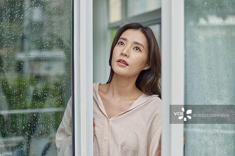大雨天气：雨季的悲伤与孤独图片素材