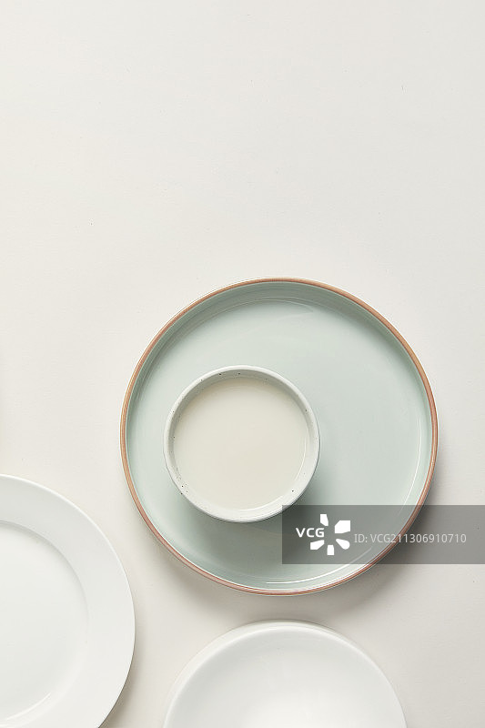 米酒、餐盘、酒杯、茶杯、陶器图片素材