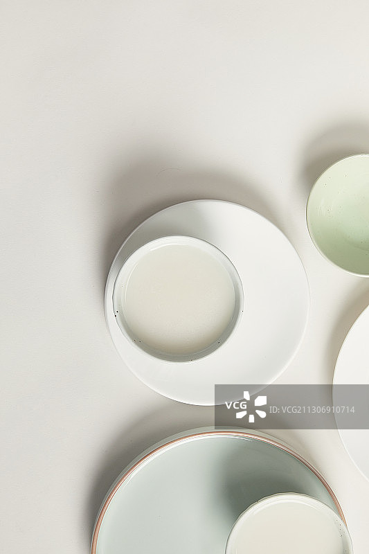 米酒、餐盘、酒杯、茶杯、陶器图片素材