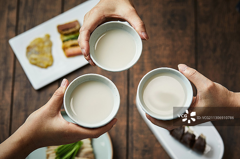 韩国米酒，饮品，晚餐，小吃，敬酒，酒杯图片素材