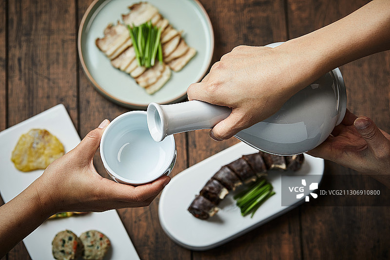马格利米酒与晚餐小吃图片素材