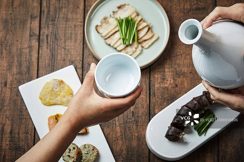 马格利米酒与晚餐小吃图片素材