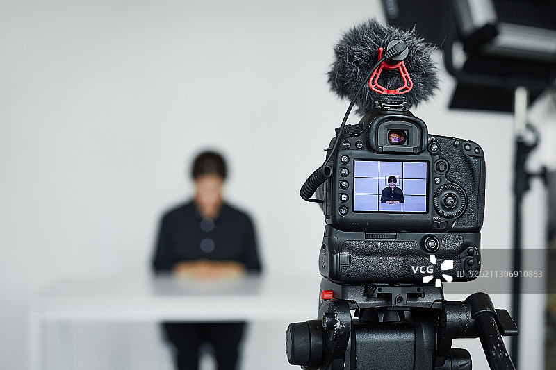 单人媒体、自媒体、社交媒体、网红、赞助、虚假广告、后悔、内疚图片素材