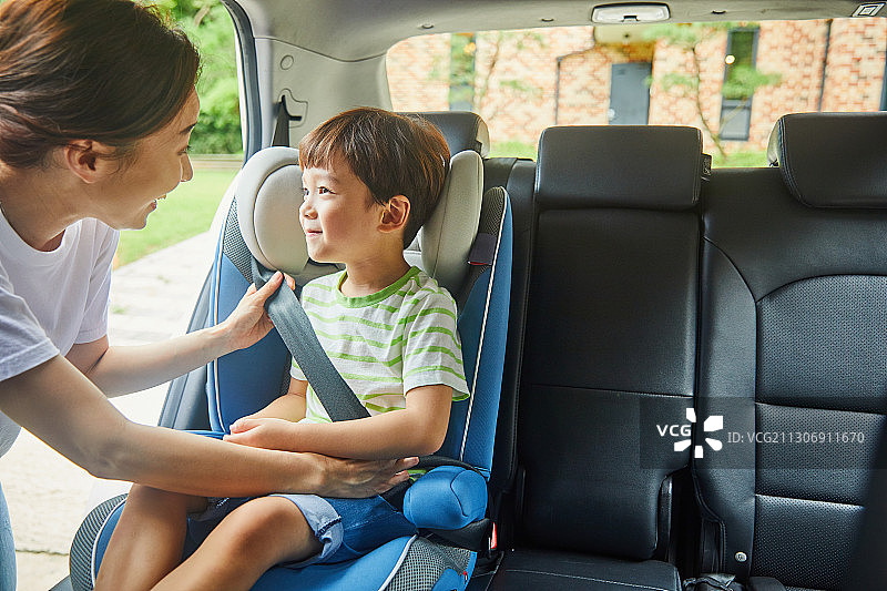 女，妈妈，孩子，男孩，后座，座位，安全带，微笑，面对面图片素材