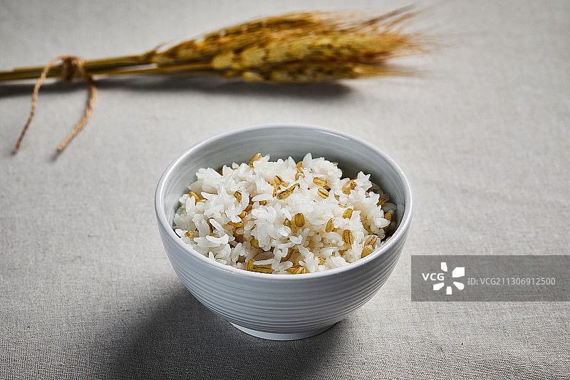 健康食品：干大麦、谷物、大米、大麦米图片素材