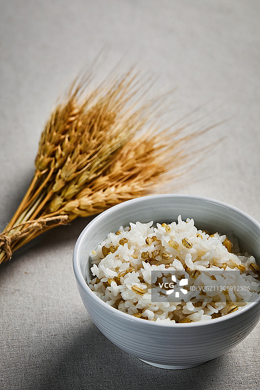 健康食品：干大麦、谷物、大米、大麦米图片素材