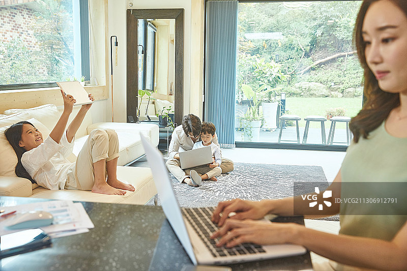 在家辅导孩子作业的母亲图片素材