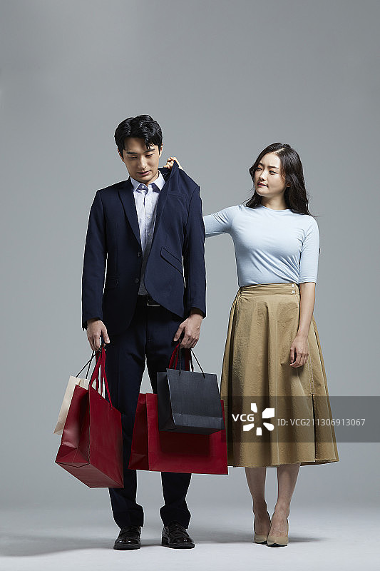 购物消费：购物袋、购物瘾、责骂、压力与过度消费图片素材